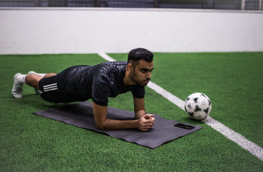 Wichtigkeit von Krafttraining im Fußball, Übungen für Beine und Core